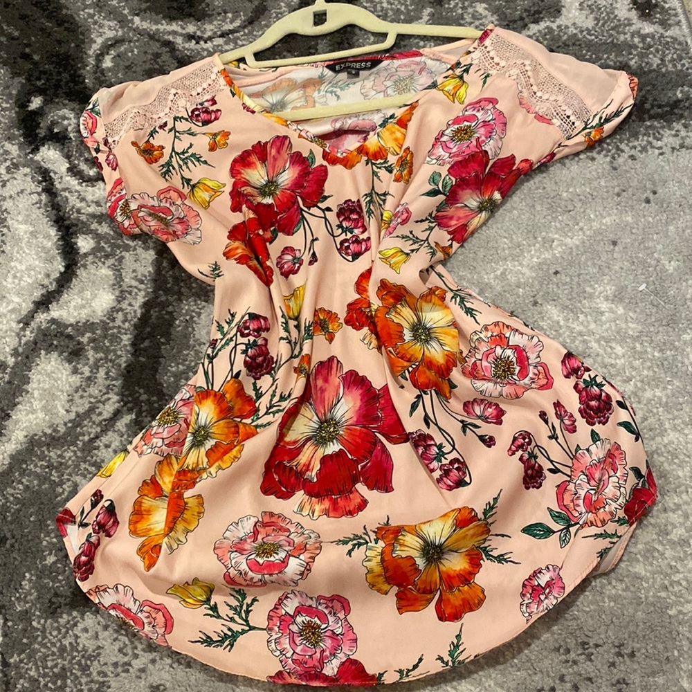 GORGEOUS like new express flower top size M